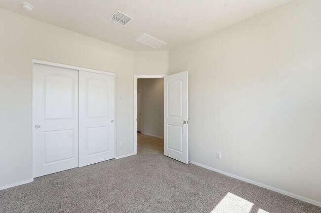 Building Photo - Stylish 3BR Home with Granite Counters + Community Parks & Splash Pads