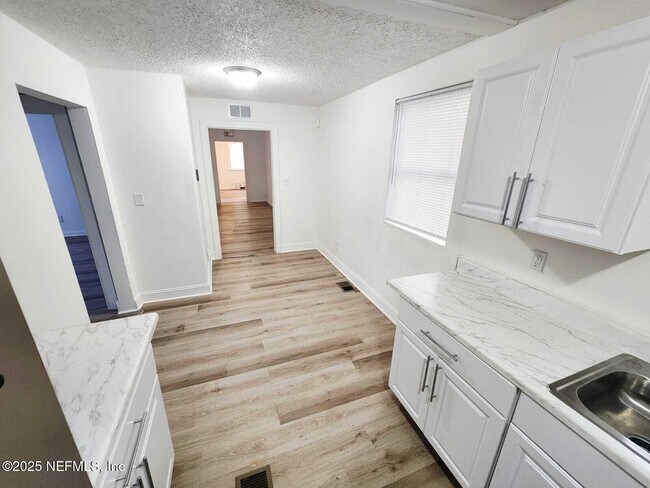 Building Photo - 2184 W 45th St