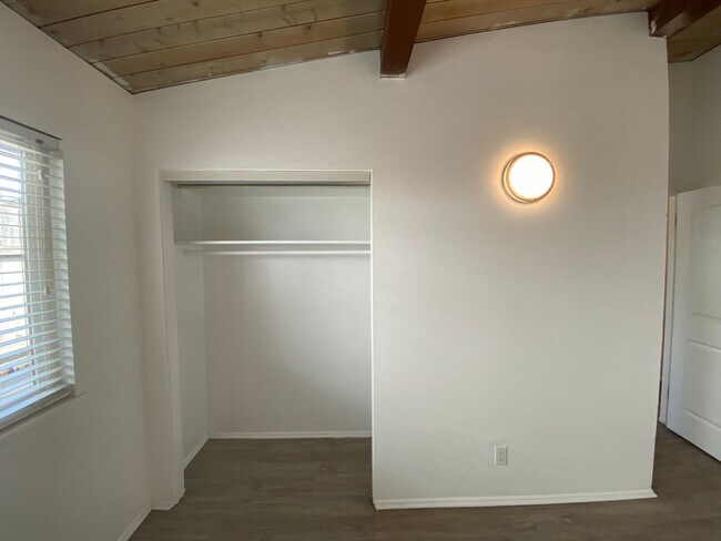 Building Photo - 2 Bedroom/1 Bathroom - Isla Vista