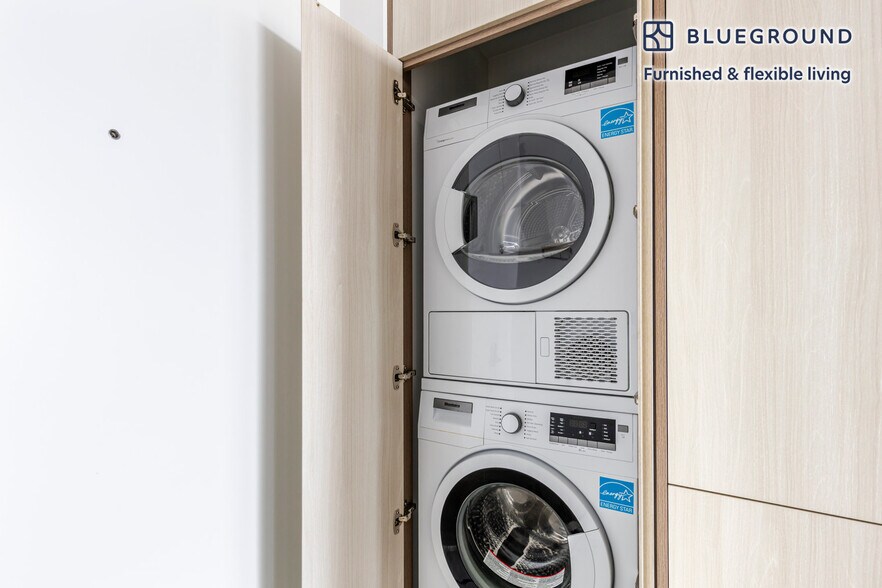 Building Photo - 275 S 5th St