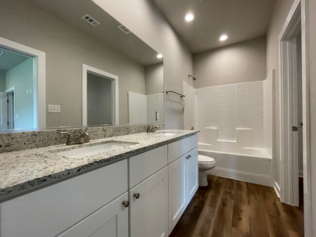 Building Photo - 3 BR / 2 BA Home in Corsicana!