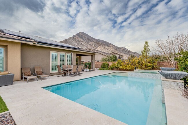 Building Photo - Stunning 5Bed/4.5 Bath home located in a prestigious guard gated community of Reverence in Summerlin