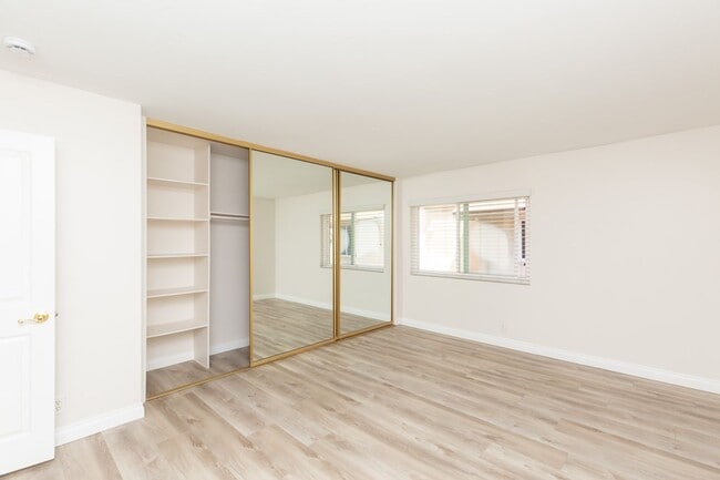 Building Photo - Upgraded 1 Bed 1 Bath 2 Story Townhome in ...
