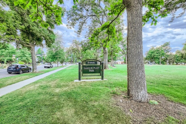 Building Photo - Long Realty & Property Management - Wonderfully Located Townhome in Great Neighborhood