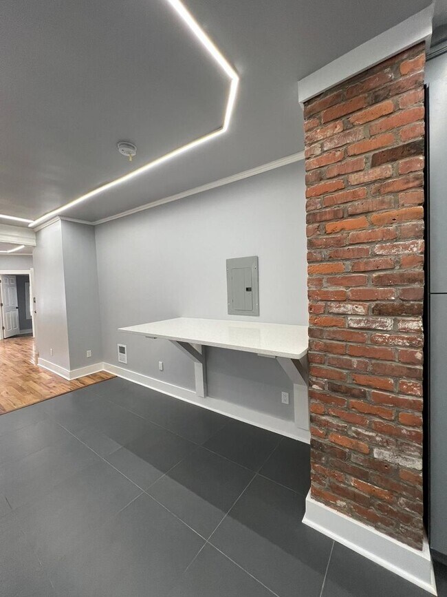 Building Photo - 423 Shelton Ave