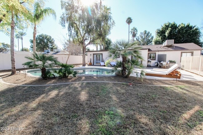 Building Photo - 4028 E Lewis Ave