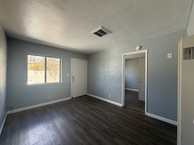Building Photo - 400 W Fredricks St