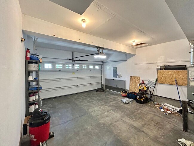 Building Photo - Spacious 4 Bed, 2.5 Bath House