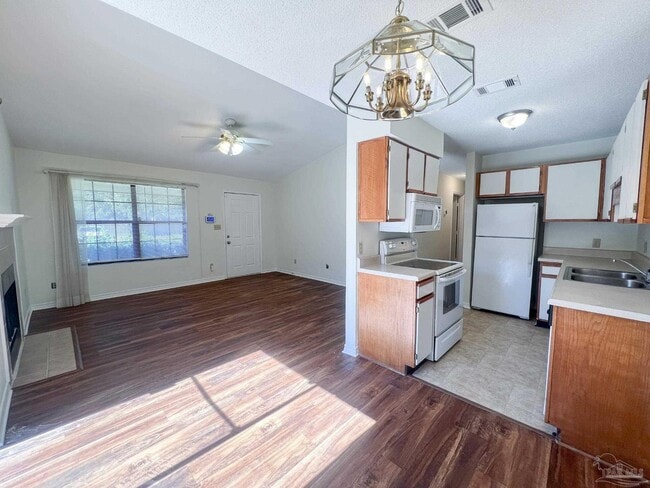 Building Photo - 4456 Bellview Ave