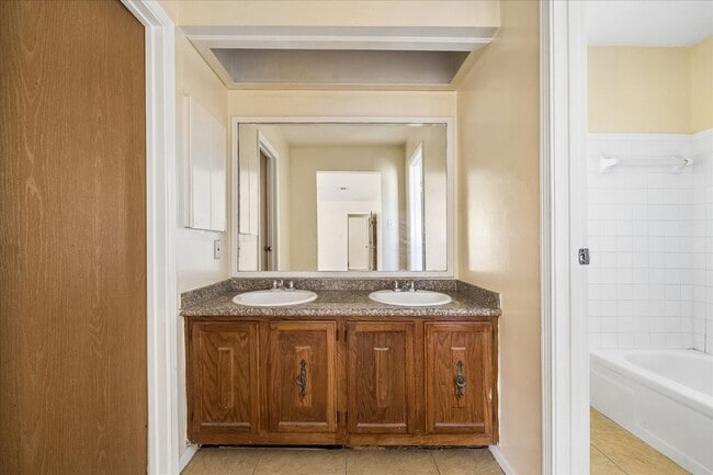 Building Photo - 16610 Quail Park Dr