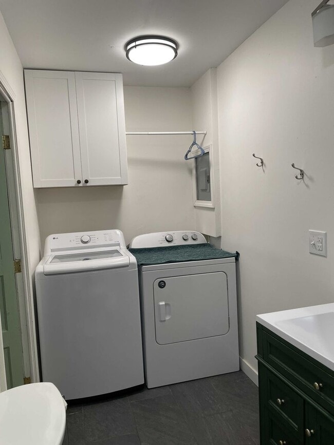 Building Photo - 3 bedrooms, 2 bathrooms, fenced yard!