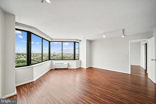 Building Photo - Beautifully renovated contemporary condo