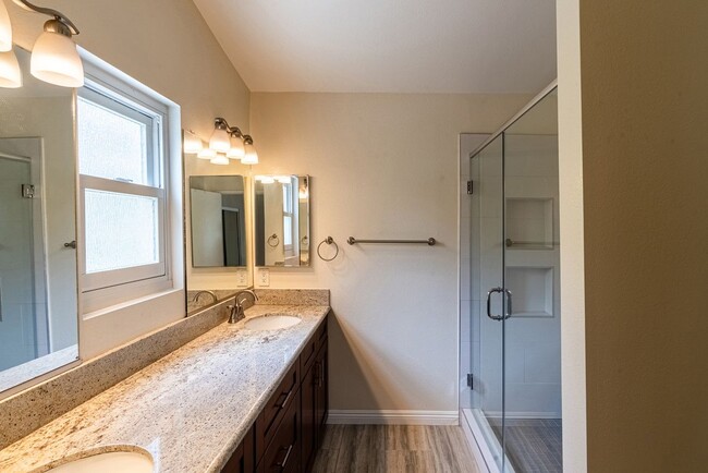 Building Photo - 13564 Cres Hill Dr