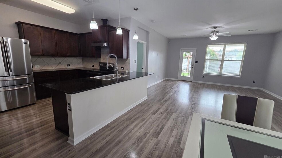 Building Photo - 583 Fall River Dr