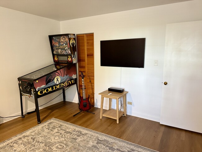 Building Photo - 521 N Oak St