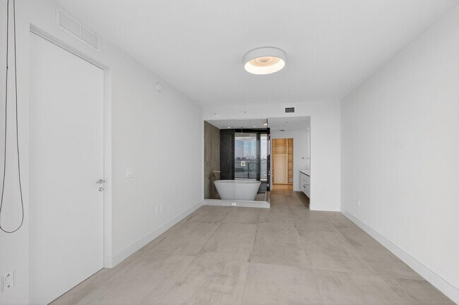 Building Photo - 700 NE 24th St