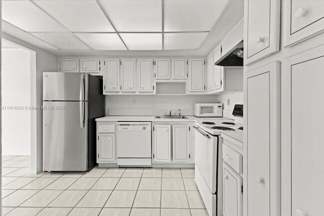 Building Photo - 18011 Biscayne Blvd