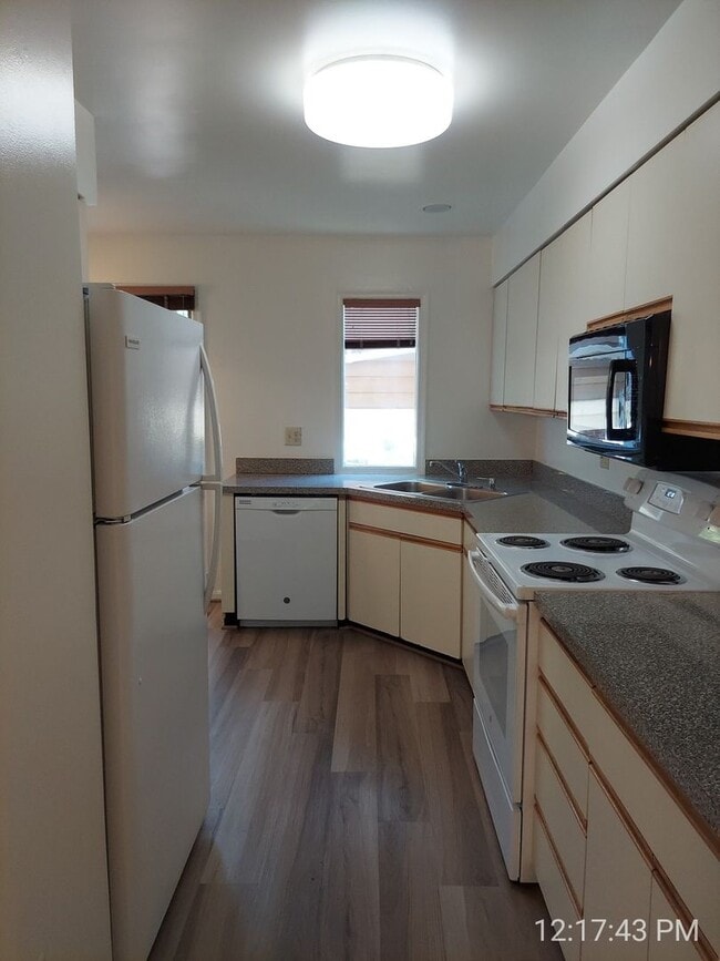Building Photo - Spacious And Sun-Filled 3 Bedroom 2.5 Bath...