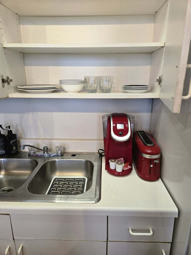 Building Photo - 226 Mt Elliott St