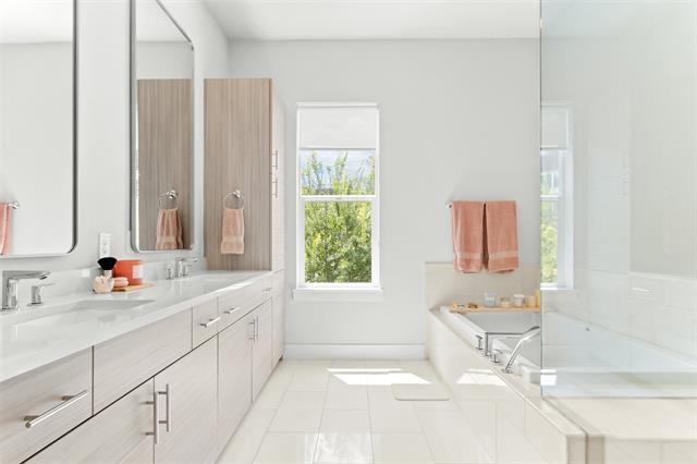 Building Photo - 381 E Greenbriar Ln