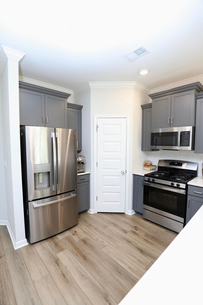 Building Photo - 1052 Ashcroft Cir