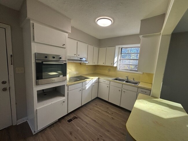 Building Photo - Vintage Charm Meets Modern Convenience