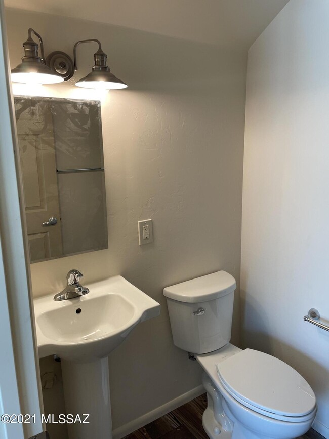 Building Photo - 2545 E Spring St