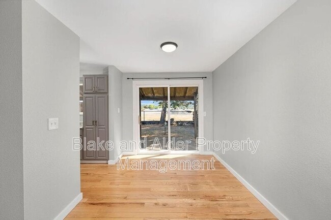 Building Photo - 2402 SE 9th Ct