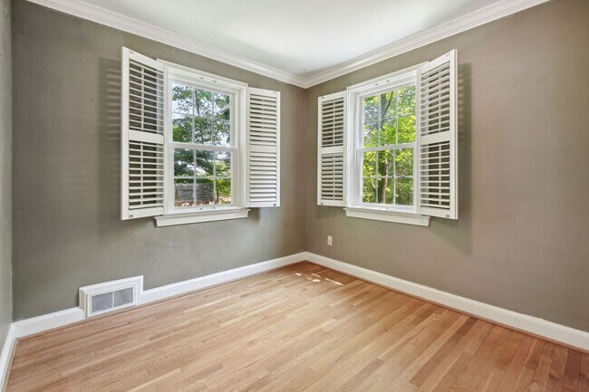 Building Photo - Spacious 4BR Cape Cod in Prime Bethesda Location - AVAILABLE NOW!