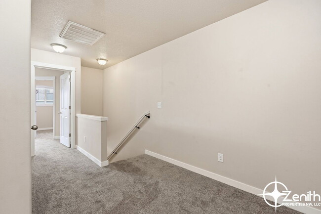 Building Photo - 5616 NE 74th Ct