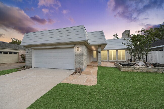 Building Photo - 5 Tiffany Square