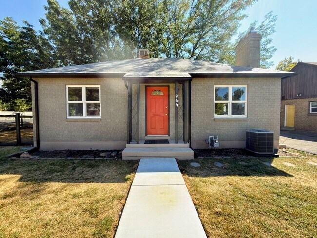 Building Photo - Newly Updated 2-Bedroom Home