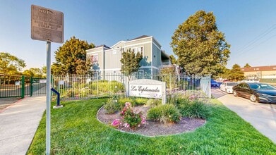Building Photo - Bright first floor 2 bedroom with washer &...
