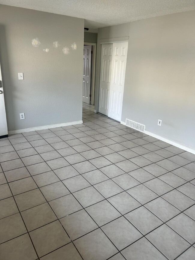 Building Photo - Available NOW! Cosy duplex in Potter Highlands!