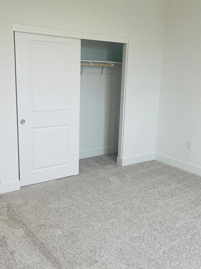 Building Photo - 2710 Old Larks Ln