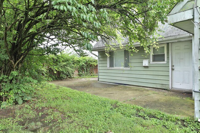 Building Photo - 2353 Hanna Dr