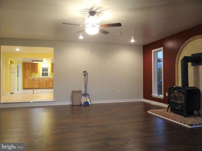 Building Photo - 668 Broad St