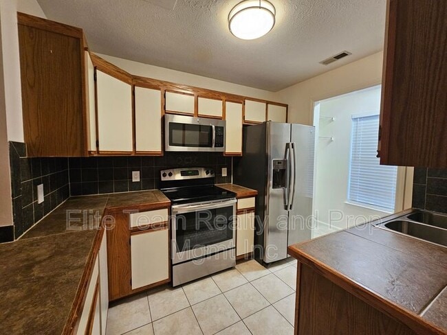 Building Photo - 802 Selwyn Oaks Ct