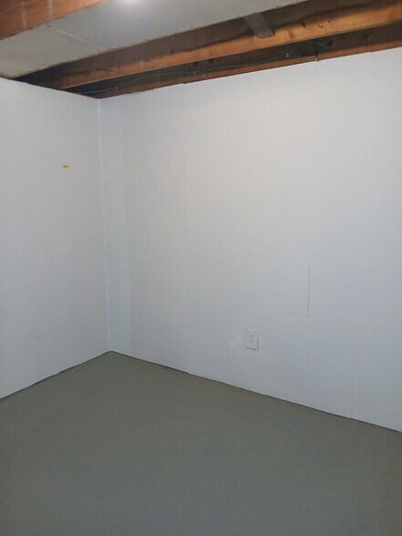Basement room - 7075 Melrose Ave