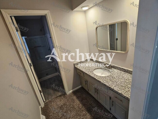 Building Photo - 1600 W Elm Terrace