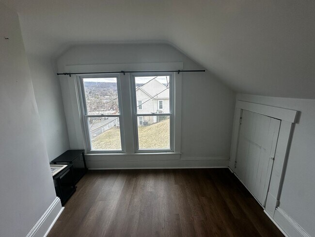 Building Photo - Spacious Home in Pulaski