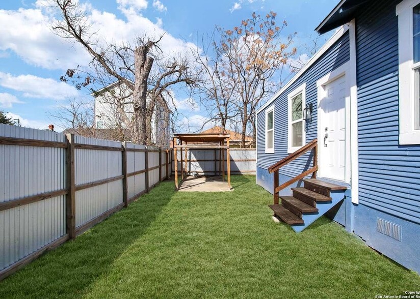 Building Photo - 415 S Olive St