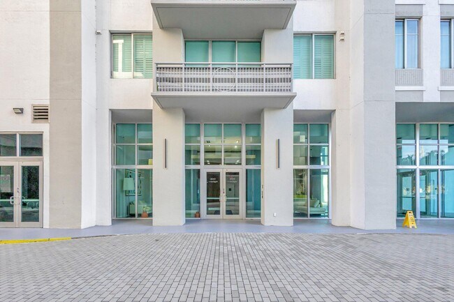 Building Photo - 300 S Australian Ave