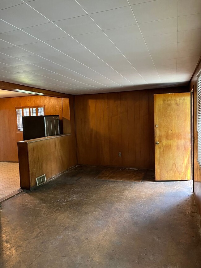Building Photo - 3 bedroom - 1 bath  $1095/month