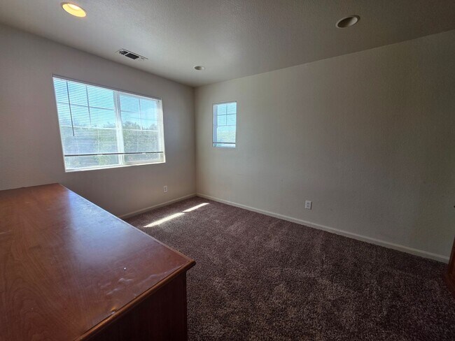 Building Photo - 3 bedroom with an extra office/den space in Modesto!