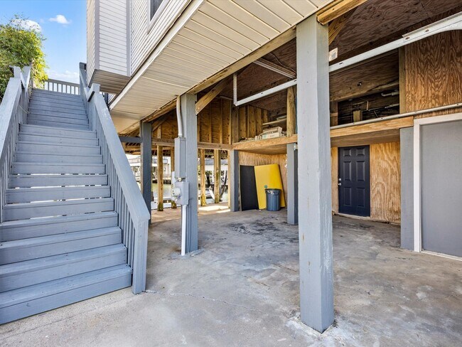 Building Photo - 334 Paradise Dr