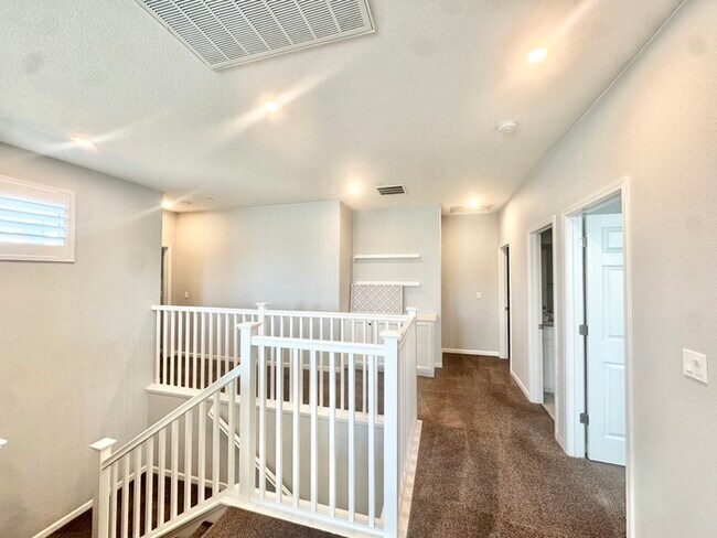 Building Photo - Stunning 5BR Home with Pool, Loft & 3-Car Garage!