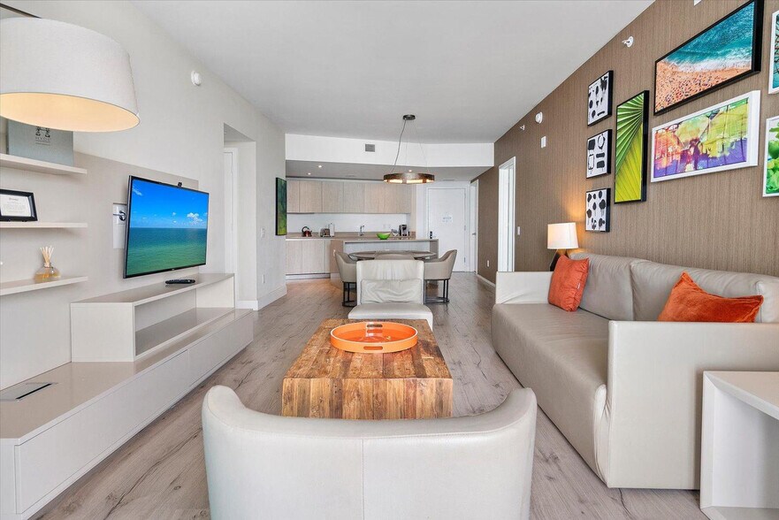 Building Photo - 4011 S Ocean Dr