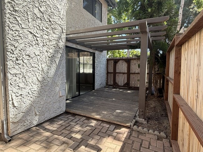 Building Photo - 425 N Center Ct