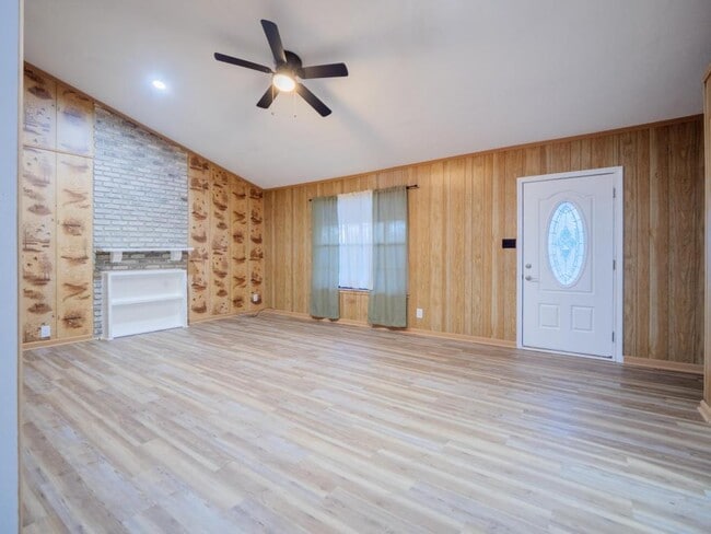 Building Photo - 804 Lakeland Ave